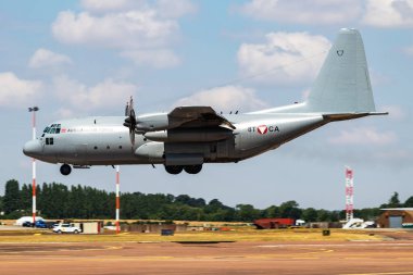 FAIRFORD / UNITED KINGDOM - 12 Temmuz 2018: Avusturya Hava Kuvvetleri Lockheed C-130K Herkül nakliye uçağı RIAT Royal International Air Tattoo 2018 uçuş gösterisi için iniş ve iniş