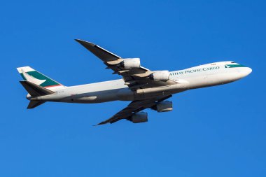 Frankfurt, Almanya - 8 Temmuz 2017: Cathay Pacific kargo uçağı havaalanında. Hava taşımacılığı. Havacılık ve uçak. Hava ulaşımı. Küresel uluslararası ulaşım. Uç ve uç.