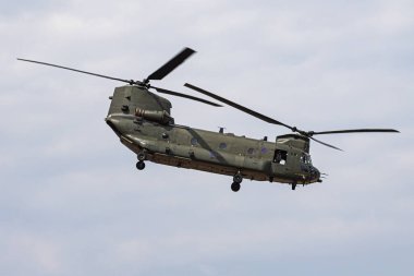 Fairford / Birleşik Krallık - 13 Temmuz 2018: Kraliyet Hava Kuvvetleri Ch-47 Chinook Hc6 Zh891 taşımacılık helikopteri Riat Royal Air Tattoo 2018 hava gösterisi