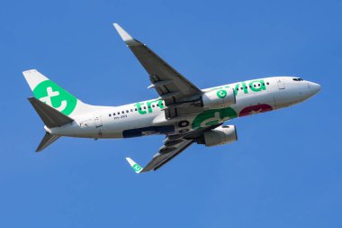Münih, Almanya - 30 Ağustos 2016: Transavia yolcu uçağı havaalanında. Uçuş planını ayarlayın. Havacılık ve uçak. Hava ulaşımı. Küresel uluslararası ulaşım. Uç ve uç.