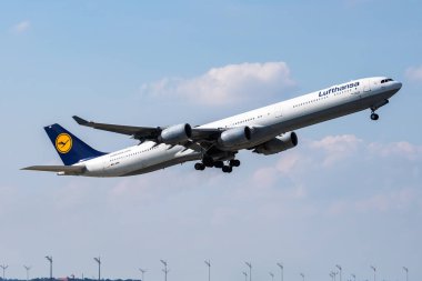 Münih, Almanya - 30 Ağustos 2016: Lufthansa yolcu uçağı havaalanında. Uçuş planını ayarlayın. Havacılık ve uçak. Hava ulaşımı. Küresel uluslararası ulaşım. Uç ve uç.