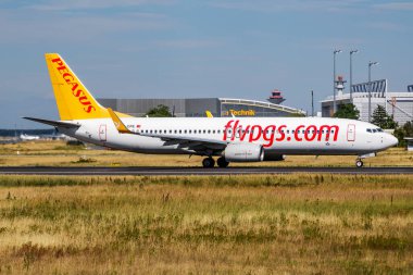 Frankfurt, Almanya - 8 Temmuz 2017: Pegasus Havayolları yolcu uçağı havaalanında. Uçuş planını ayarlayın. Havacılık ve uçak. Hava ulaşımı. Küresel uluslararası ulaşım. Uç ve uç.