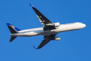 Frankfurt, Almanya - 8 Temmuz 2017: Air Astana yolcu uçağı havaalanında. Uçuş planını ayarlayın. Havacılık ve uçak. Hava ulaşımı. Küresel uluslararası ulaşım. Uç ve uç.