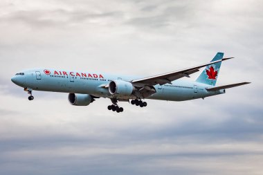 Frankfurt, Almanya - 18 Ağustos 2013: Air Canada yolcu uçağı havaalanında. Uçuş planını ayarlayın. Havacılık ve uçak. Hava ulaşımı. Küresel uluslararası ulaşım. Uç ve uç.