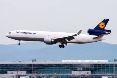 Frankfurt, Almanya - 18 Ağustos 2013: Lufthansa kargo uçağı havaalanında. Uçuş planını ayarlayın. Havacılık ve uçak. Hava ulaşımı. Küresel uluslararası ulaşım. Uç ve uç.