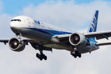 Münih, Almanya - 19 Mart 2013: ANA All Nippon Airways yolcu uçağı havaalanında. Uçuş planını ayarlayın. Havacılık ve uçak. Hava ulaşımı. Küresel uluslararası ulaşım. Uç ve uç.