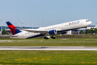 Münih, Almanya - 19 Mayıs 2013: Delta Havayolları yolcu uçağı havaalanında. Uçuş planını ayarlayın. Havacılık ve uçak. Hava ulaşımı. Küresel uluslararası ulaşım. Uç ve uç.