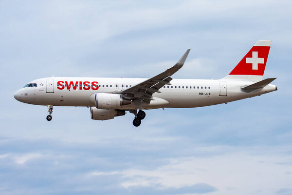 Франкфурт, Германия - 18 августа 2013 г.: Пассажирский самолет Swiss International Airlines в аэропорту. Расписание полета. Авиация и авиация. Воздушный транспорт. Глобальные международные перевозки. Летать и летать.