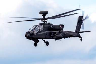 Dönen pervaneli askeri saldırı helikopteri. Gelişmiş savaş uçakları kusursuz mühendislik ve taktik tasarım sergiliyor..