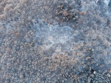 kar ile donmuş nehir