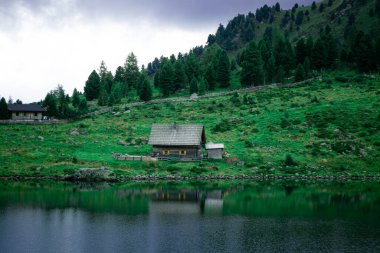 Dağlarda gölü olan güzel bir manzara.