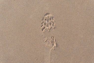 Kumsalda ayakkabı izleri var.