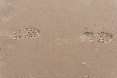 Kumsalda ayakkabı izleri var.