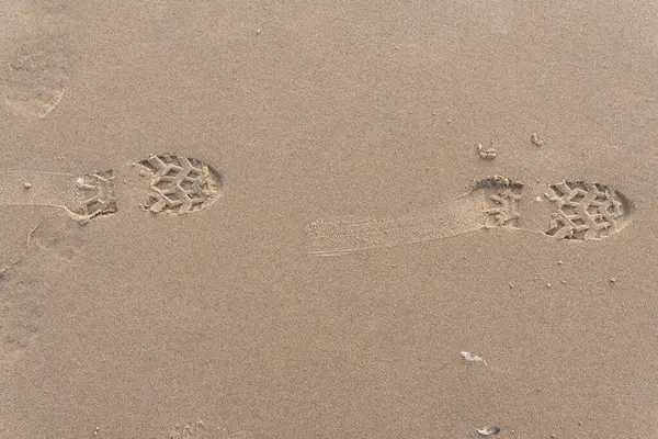 Kumsalda ayakkabı izleri var.