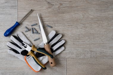 Etiket der Arbeit. Uluslararası. İşçi bayramı. El yapımı. Onarım için eşyalar. DIY onarımları. Onarım sorunu.