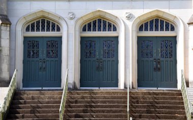 Memphis, Tennessee 'deki Mercy Hill Kilisesi' nin kilisenin önünde üç çift kapısı var. Tarihi kilise yeşil ahşap kapılı taştan yapılmıştır..