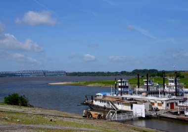 Memphis, Tennessee 'deki River Front Park Mississippi Nehri' nde turlar ve gezintiler sağlayan çarklı teknelerin limanı olarak hizmet vermektedir. Çatal asansör kaldırımda oturur yükleme ve boşaltma.