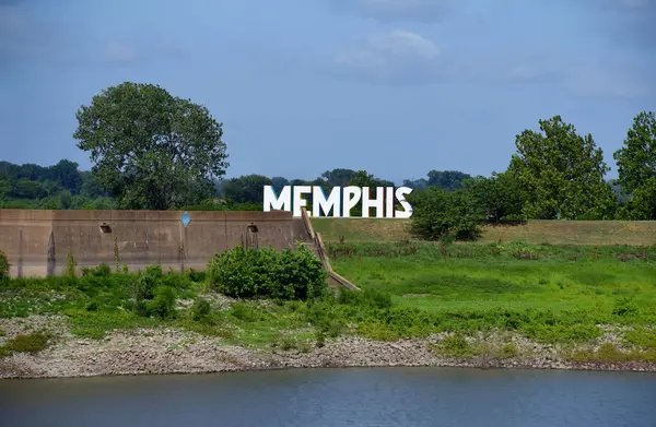 Mud Island River Parkı 'ndaki büyük tabelada Memphis yazıyor. Mississippi Nehri ön planda görülebilir.
