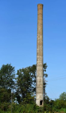 Uzun baca gökyüzüne uzanır ve bu işten geriye kalan tek şeydir. Somut koni üzerine harfler kazınmış ve Ruston, Louisiana 'da duruyor..