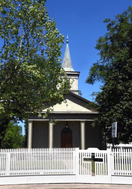 Arkansas 'ın en eski Metodist Kilisesi, tarihi Washington State Park' taki kilise haçlı beyaz ahşap bir çitle çevrilidir..