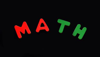 Tahta harfler siyah bir manyetik levhada matematik anlamına gelir..