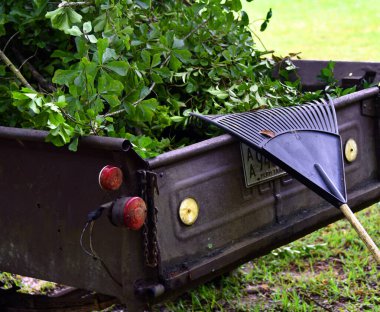 Eski, el yapımı, karavan kesilmiş uzuvlarla dolu. Tırmık römorkun kenarında asılı..
