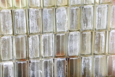 Pencereyi kapat, cam tuğlaları göster. Pencere donuk ama içeri ışık alıyor.  