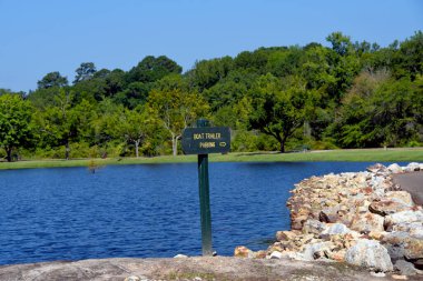 Yeşil tahta tabela White Oak Lake Eyalet Parkı 'ndaki karavan park alanının yönünü gösteriyor..