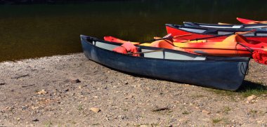 Arkansas Caddo Nehri 'nin kıyısında üç kano ve birkaç kano bulunur. Şamandıra gezisine hazırlar..