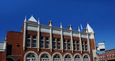 Council Grove, Kansas 'taki Çiftçiler ve Sürücüler Bankası Victoria dönemi tasarımına, kırmızı tuğlalara, taretlere ve kemerli pencerelere sahip..