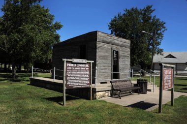 Yeniden Yapılandırılmış Öncü Kovboy Hapishanesi Council Grove, Kansas 'ta.  