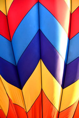 Sıcak hava balonunun yakın çekimi geometrik tasarımı gösteriyor. Renkli arkaplan resmi.