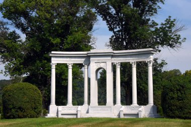 Tennessee 'nin Appalachian Dağları' nın önünde sütunları ve bankları olan güzel, mermer bir anıt duruyor..
