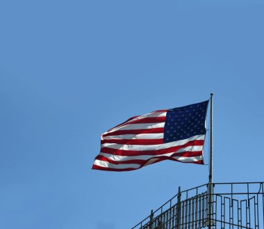 Kuzey Carolina 'daki Chimney Rock State Park' ın tepesinde Amerikan bayrağı dalgalanır..