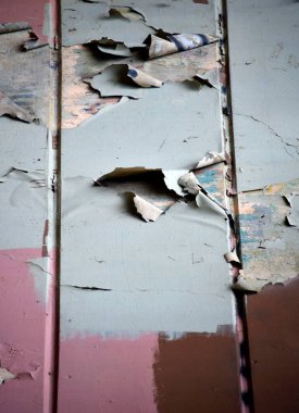 Arkaplan görüntüsü gri boyanın büyük buklelerini gösteriyor. Boyalı rengin yama çalışması resmin altında yer alır.