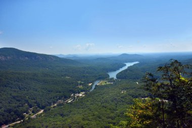 Uzak Lure Gölü ve Kuzey Carolina 'nın Smokey Dağları manzarası. 64. otoyol da görülebilir. Chimney Rock State Park 'taki Chimney Rock' tan yüksek manzara.