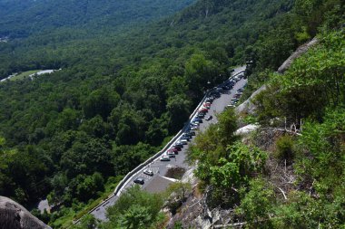 Yüksek açı görüntüsü, Kuzey Carolina 'daki Chimney Rock State Park' ının üst otoparkında araç kuyruğu olduğunu gösteriyor..