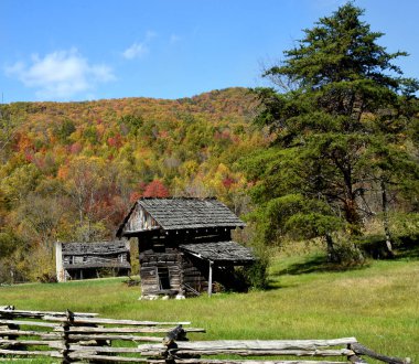 Çiftlik yerine, iki katlı ev ve tavuk evi ile birlikte Sonbahar renklerinde Appalachian Dağları tarafından desteklenmektedir..