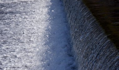 Doe Nehri, Tennessee, Elizabethton 'daki beton barajın üzerinde çağlıyor..