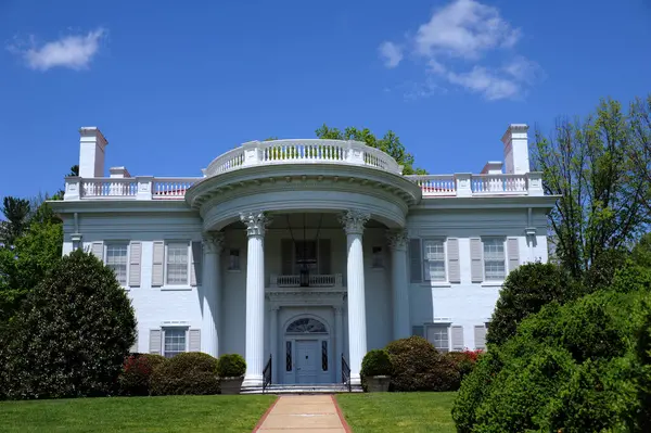 Allendale Malikanesi, Kingsport, Tennessee, Gürcü tarzı mimaride inşa edilmiştir. Beyaz evin beyaz bir girişi var ve Kingsport 'ta bir dönüm noktası..