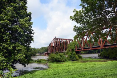 Swing-Draw köprüsü hala Clarendon, Arkansas 'ta çalışıyor. Beyaz Nehir 'in üzerinde tarihi bir köprü var..