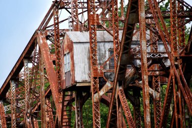 Clarendon, Arkansas 'taki Swing-Draw Köprüsü' ndeki Control House, eski demiryolu köprüsünün merkezinde görülebilir. Paslı kirişlerle çevrili..