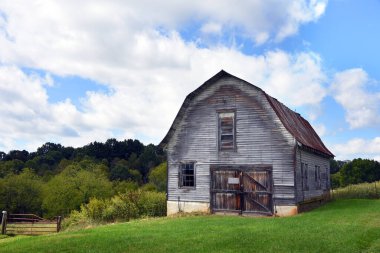 Gabriel tarzı, paslı teneke çatı, eski ahır. Ahır yıpranmış ve solmuş odunlarla beyazdır. Tennessee 'nin Appalachian Dağları' nda bulunur..