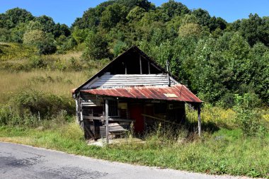 Eski taşra mağazası iş için kapalı. Fazla gelişmiş ve sahipsiz. Tennessee 'de bir arka yolun kenarında..