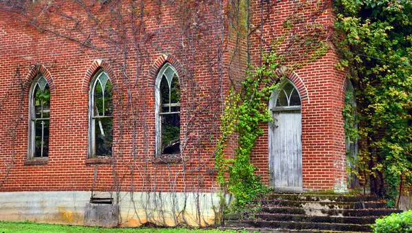 Tennessee 'nin çöküşü, kırmızı, tuğlalı kilise aşırı büyümüş ve bozuluyor. Pencereler binanın içini sarmaşıkların sardığını gösteriyor. Beyaz kapı hala girişte duruyor..