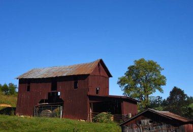 İki katlı, kırmızı, ahşap ahır doğu Tennessee 'de bir yamaçta bulunuyor. Samanlar ilk hikayede anlatılır..