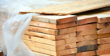 İkiye dörtlük yığın onları havadan korumak için kaplıdır. Yığınlar inşaat sahasında kullanıma hazır..