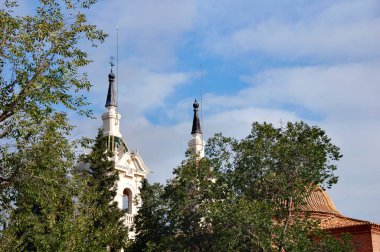 Manastır Benedictinas Nitra 'nın kuleleri ve kubbesi. Sra. De La Fuensanta Murcia, İspanya 'da, ağaç sınırının üzerinde belirir..
