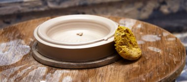 Çömlek çarkı çömlek vazosu ya da vazonun başlangıcını içerir. Sünger yan yatar..