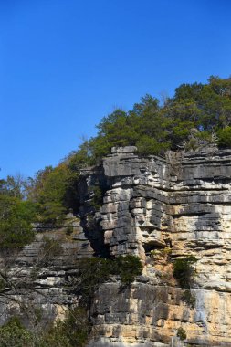 Arkansas 'taki Beyaz Nehir' in üzerinde sarkık ve kayalık bir yamaç var. Rocky çıkıntısı Ozark Dağları 'nın bir parçasıdır ve renkli gri renktedir..